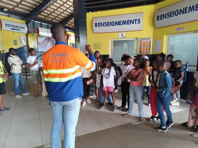 Visite guidée à la gare ferroviaire d’Owendo Virié : les élèves de l’école conventionnée Octra apprennent et s’inspirent